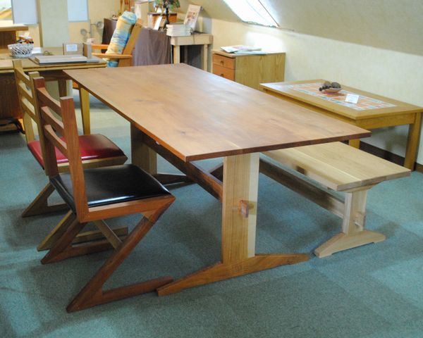 ���_�C�j���O�e�[�u��